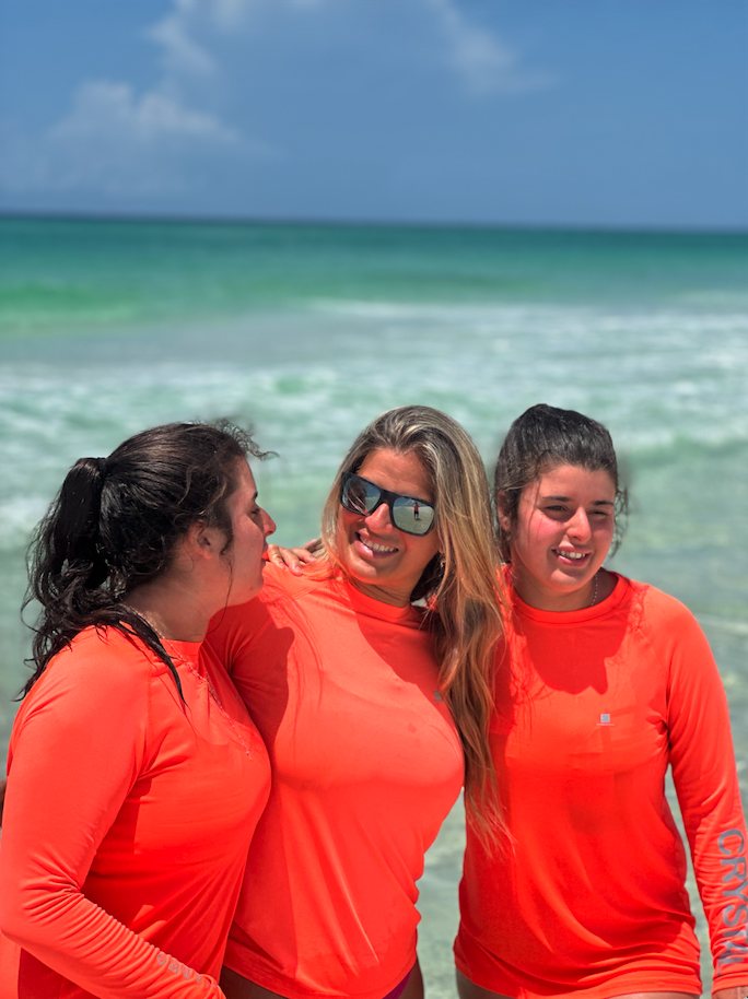Mariella con sus gemelas Paula y Andrea en la playa