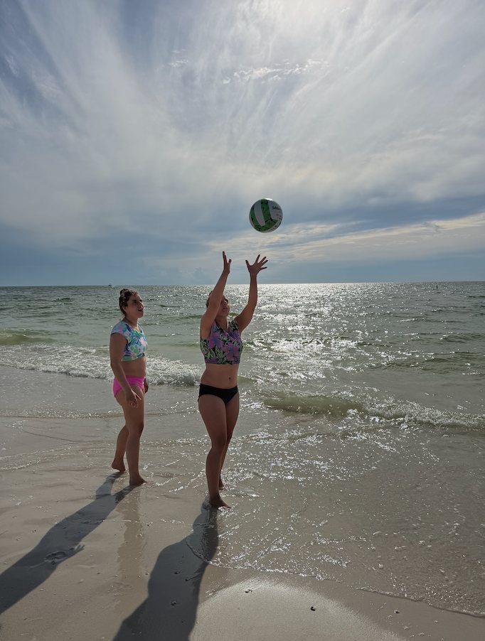 Paula y Andrea jugando voleibol en la playa